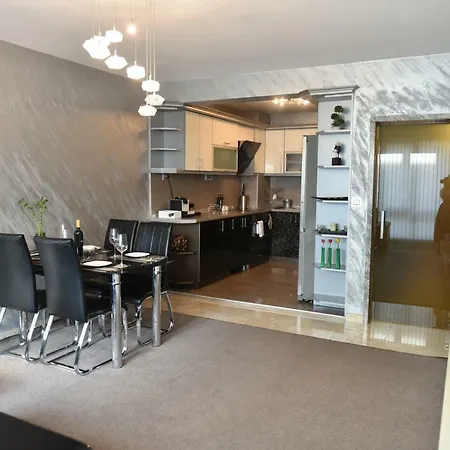 Luxury Apartment *